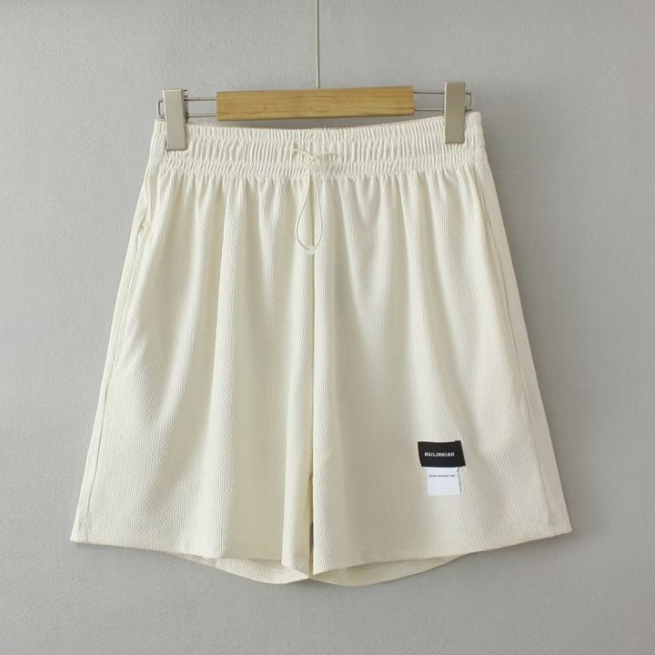 Beige Herren-Shorts, elastischer Bund, atmungsaktiver Stoff, sportlich, lässig.