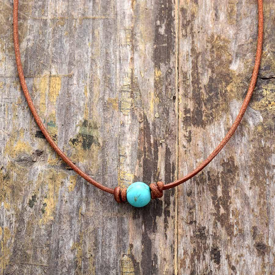 Braune Lederhalskette mit türkisfarbenem Edelstein, handgefertigter Schmuck für Damen.
