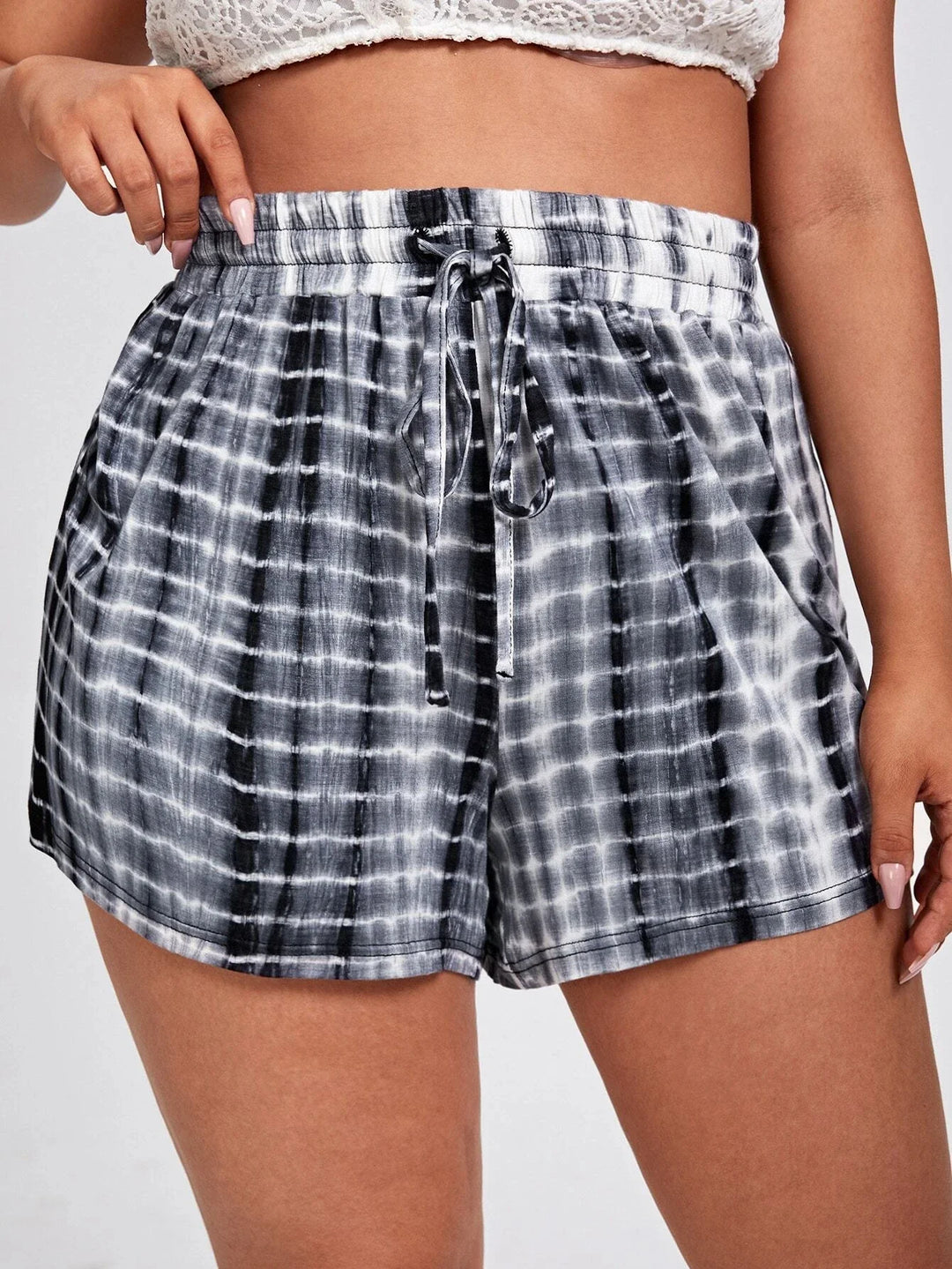 Damen Shorts, schwarz-weiß kariert, Kordelzug, Sommermode, bequem, Freizeitkleidung.