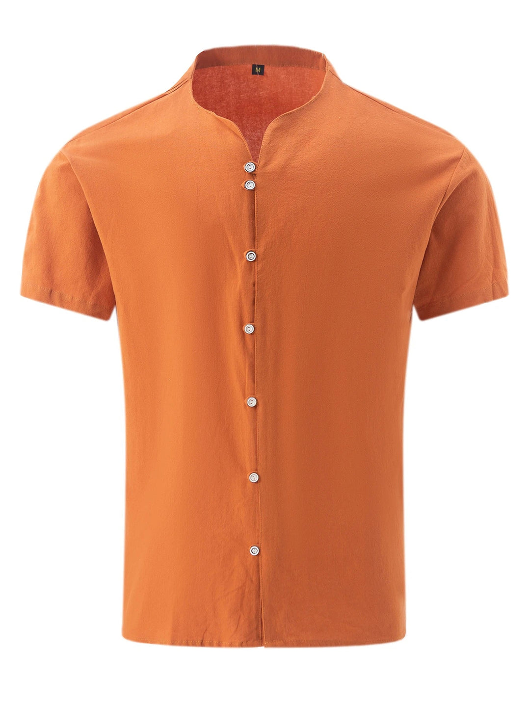 Orangefarbenes Herrenhemd, kurzärmelig, Stehkragen, Knopfleiste, Baumwolle, Sommermode.