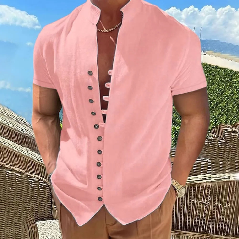 Mann in rosa Leinenhemd mit Knopfleiste, Sommermode, Freizeitkleidung, Strandhintergrund.