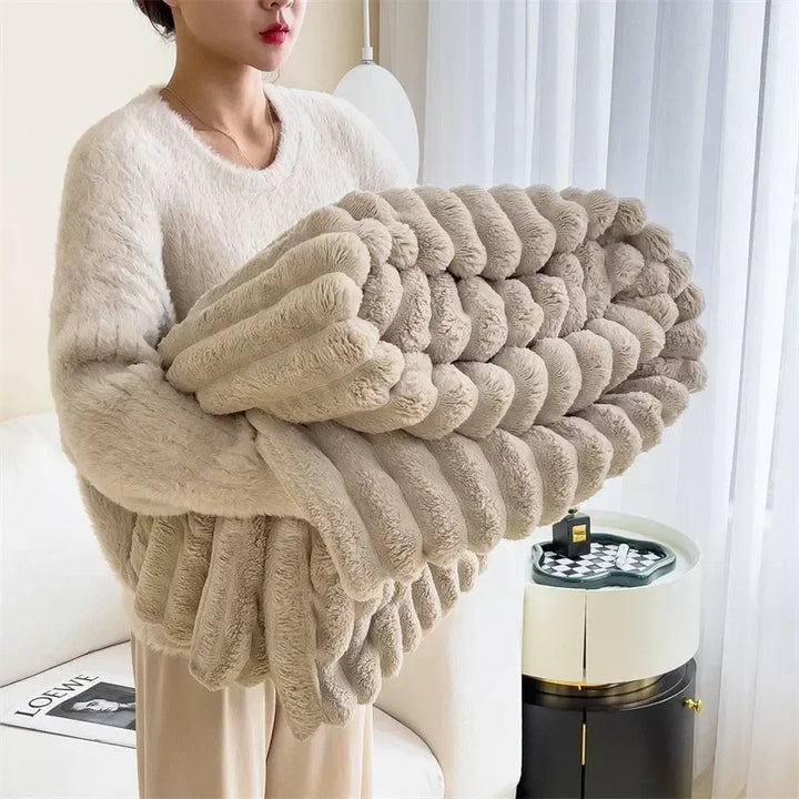 Frau hält beige, plüschige Decke, Wohnzimmer, gemütlich, weiches Material, Heimdekoration.