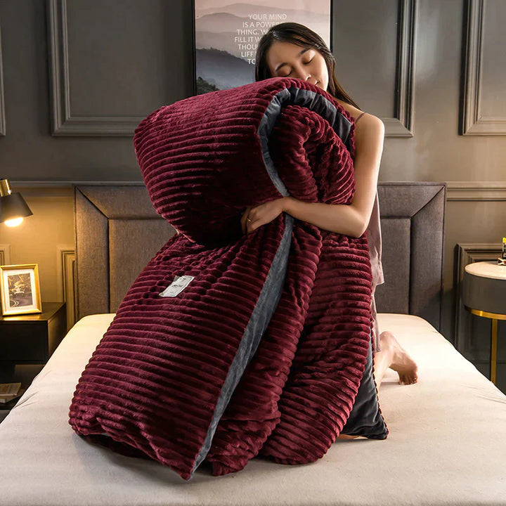 Frau mit roter, gerippter Decke auf Bett, Schlafzimmer, gemütlich, Heimtextilien, Wohnkultur.