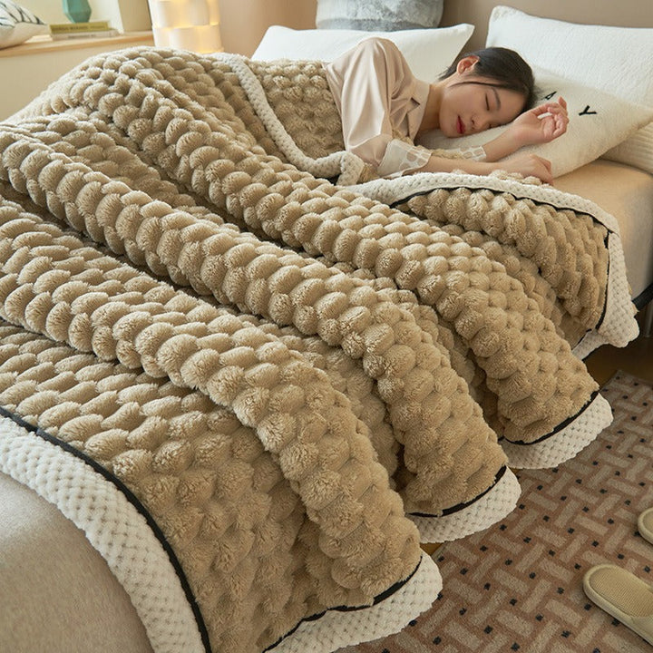 Flauschige beige Decke, Bett, schlafende Person, gemütlich, Schlafzimmer, Heimtextilien.