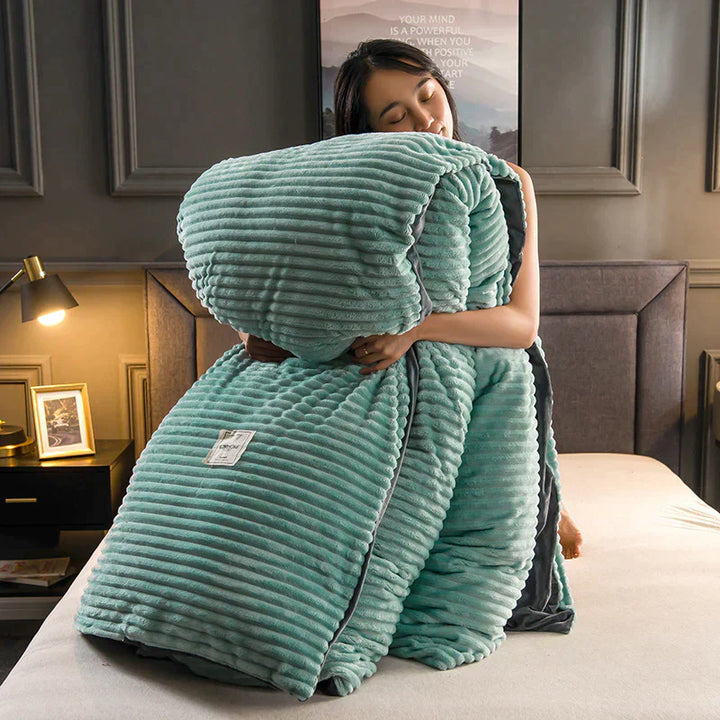 Frau mit grünem, gestepptem Bettbezug aus Fleece auf Bett, Schlafzimmer, gemütlich, modern.