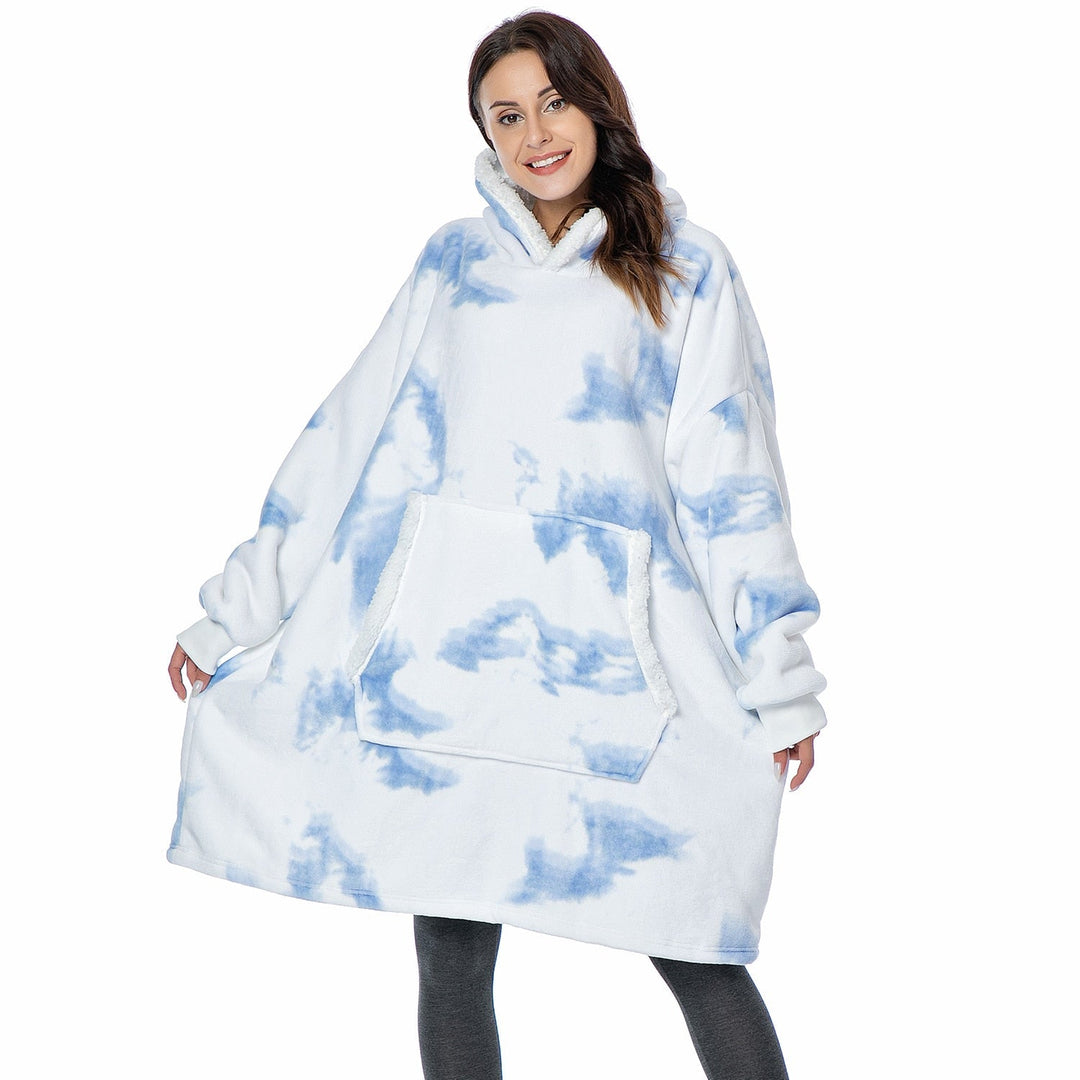 Frau in blau-weißem Oversize-Hoodie-Decke, gemütlich, warm, modisch, Kängurutasche.