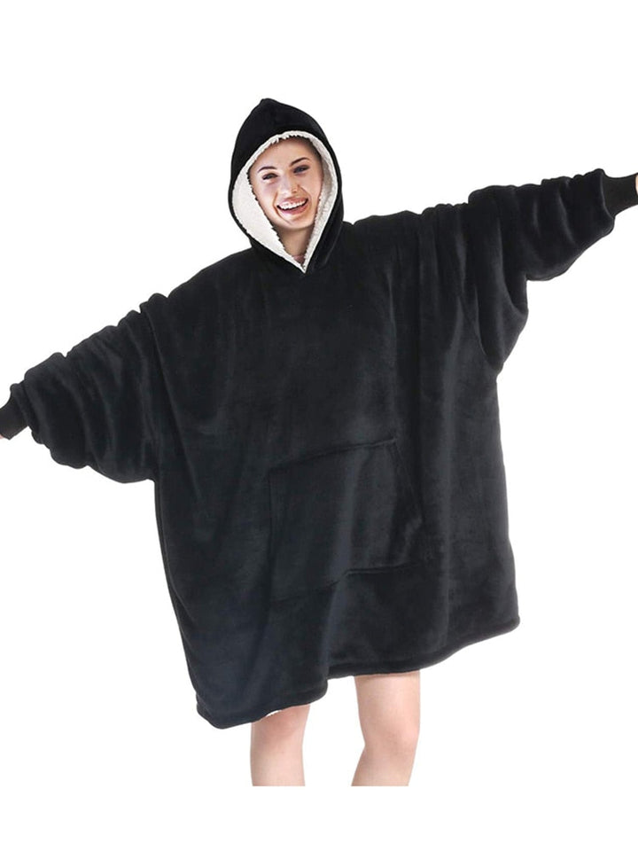Frau in schwarzem Oversize-Hoodie-Decke mit Kapuze, gemütlich, weich, warm, ideal für Zuhause.