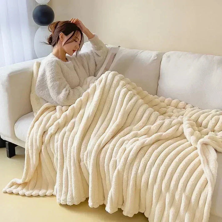 Flauschige cremefarbene Kunstfell-Decke auf Sofa, ideal für Herbst und Winter, gemütlich und warm.