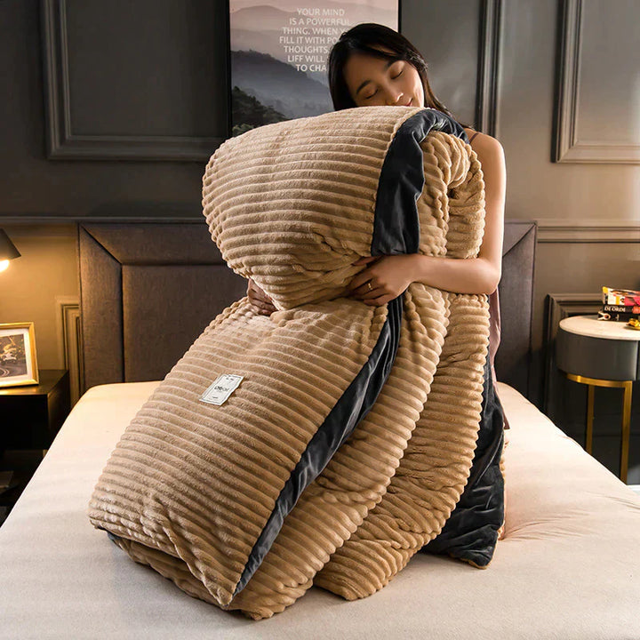 Frau umarmt beige gestreifte Bettdecke, gemütliches Schlafzimmer, weiche Textur, moderne Einrichtung.