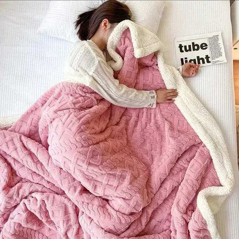 Frau schläft unter rosa Plüschdecke auf weißem Bett, hält Buch; gemütliche Schlafzimmer-Szene.