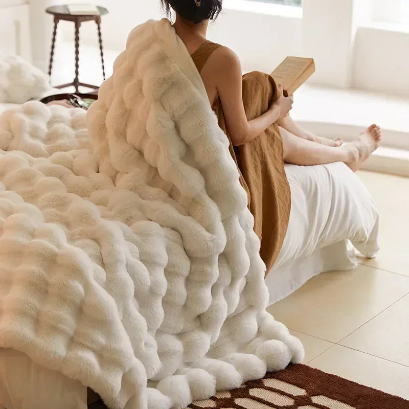 Frau mit Buch auf Bett, weiße Kunstpelzdecke, gemütliches Schlafzimmer, modernes Interieur.