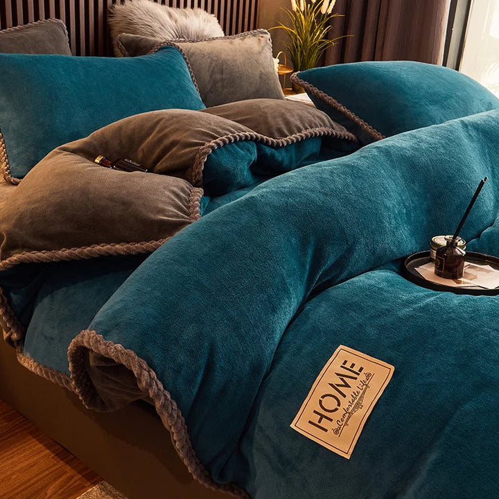 Bettwäsche-Set aus blauem Samt mit grauen Akzenten, luxuriöses Design, gemütliches Schlafzimmer.