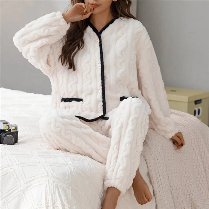 Flauschiger Damen-Pyjama, weiß, Knopfleiste, schwarzer Rand, gemütlich, Winterkleidung.