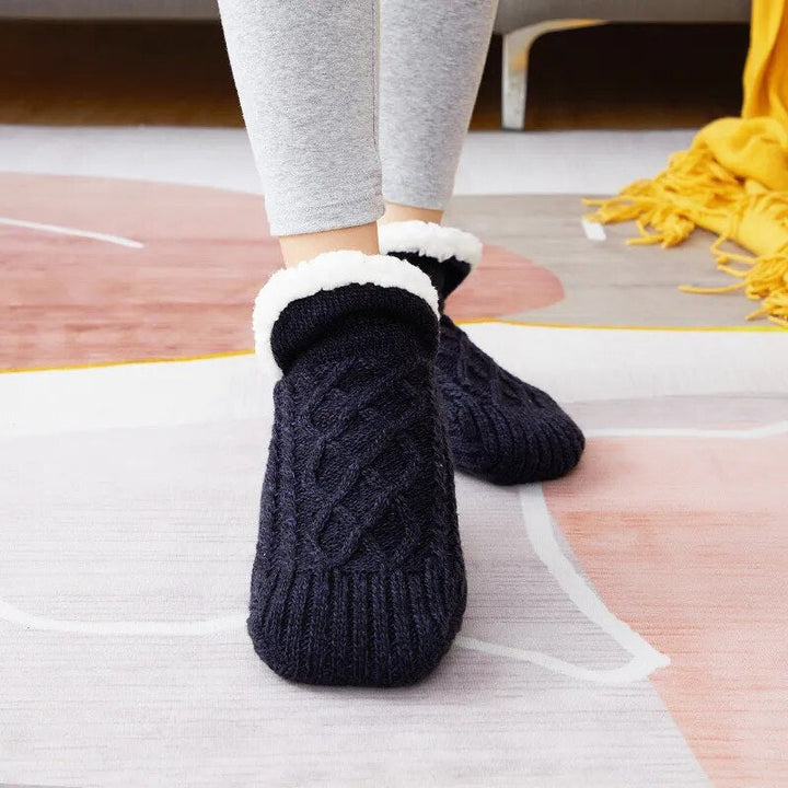 Dunkelblaue Stricksocken mit Fleece-Futter, gemütlich, warm, ideal für kalte Wintertage.