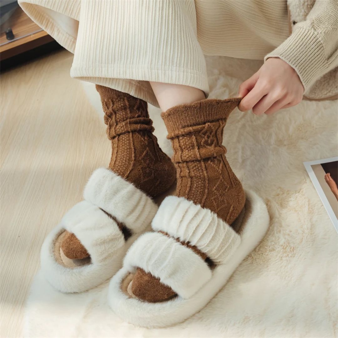 Flauschige weiße Hausschuhe mit braunen Stricksocken, gemütlich, warm, Damenmode, Winter.