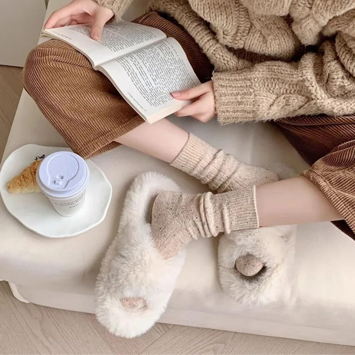 Flauschige Hausschuhe Damen, beige, gemütlich, warm, Wintermode, Strickpullover, Buch lesen