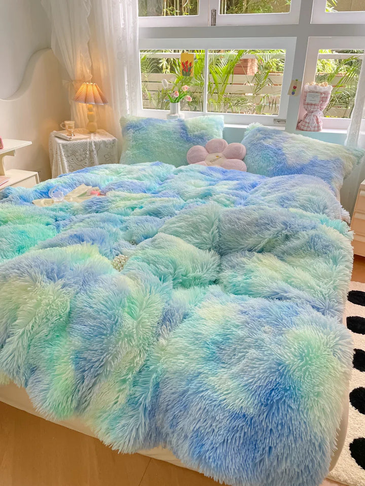 Plüsch-Bettwäsche in Pastellfarben, flauschig, gemütlich, Schlafzimmer-Dekor, Tageslicht.