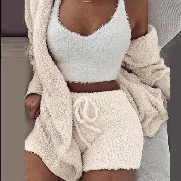 Frau in cremefarbenem Fleece-Set: Cardigan, Top, Shorts; gemütliche Damenmode.