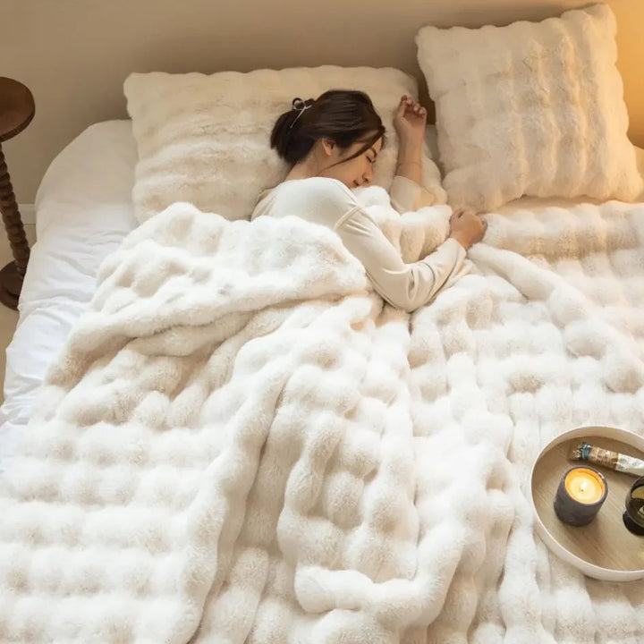 Flauschige weiße Decke aus Kaninchenfellimitat mit Bubble-Fleece, ideal für Sofa und Büro.