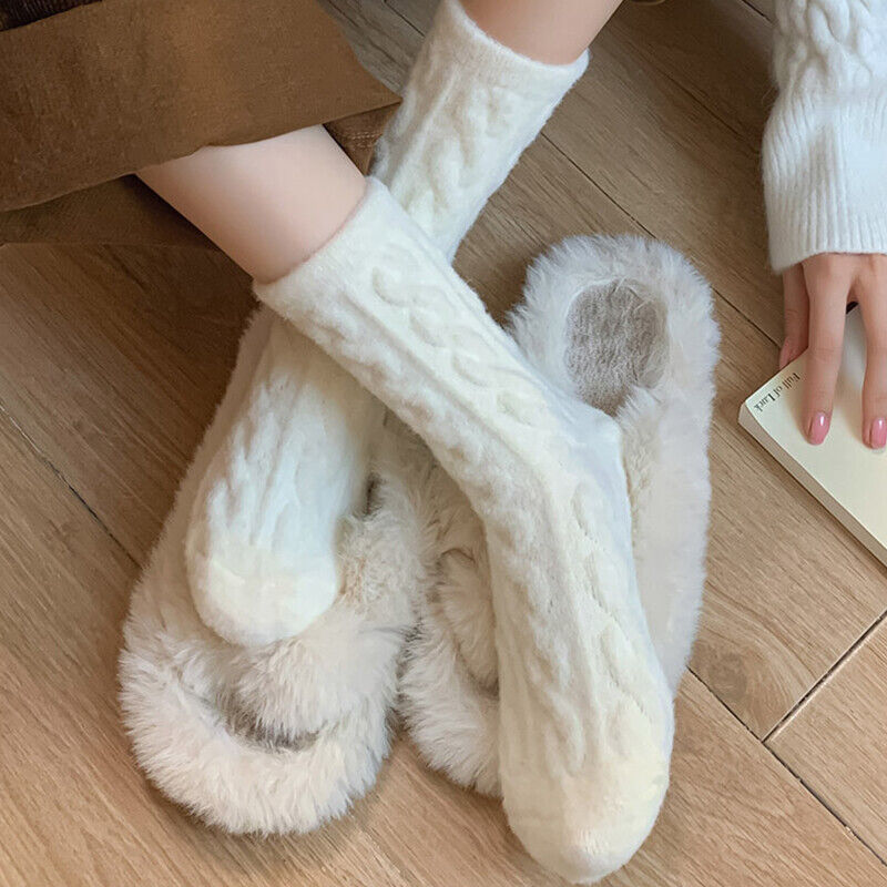 Weiße flauschige Hausschuhe und Socken, Damenmode, gemütlich, warm, Winterbekleidung.