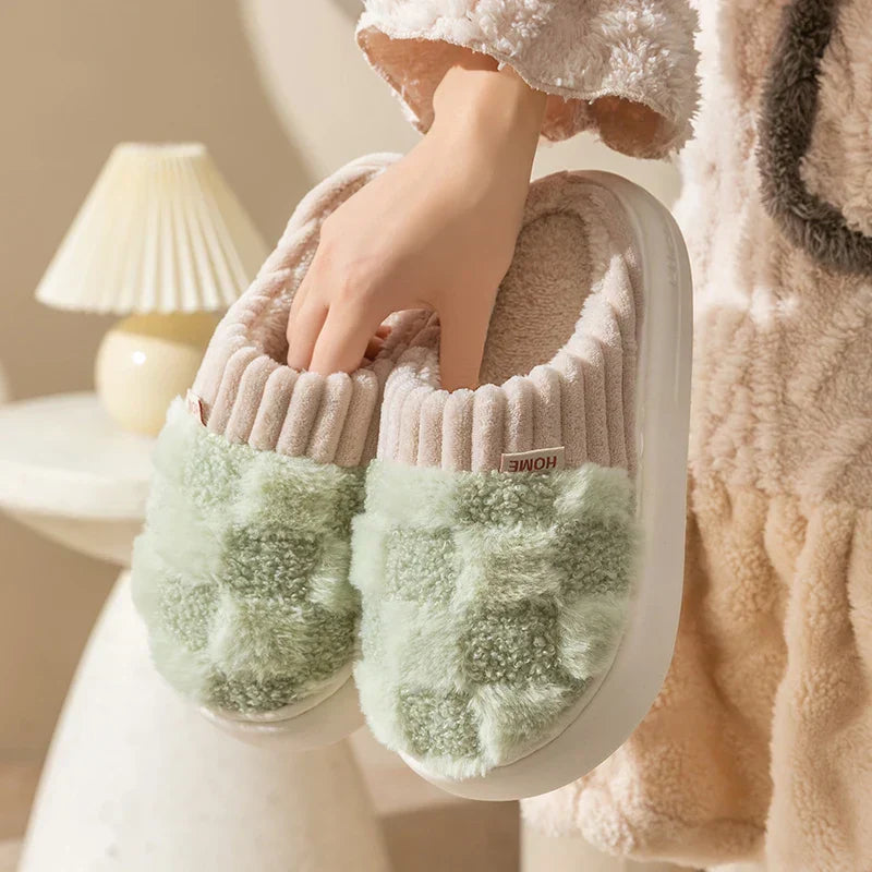 Weiche grüne Plüsch-Hausschuhe, dicke Sohle, Damenmode, Winter, gemütlich, indoor.