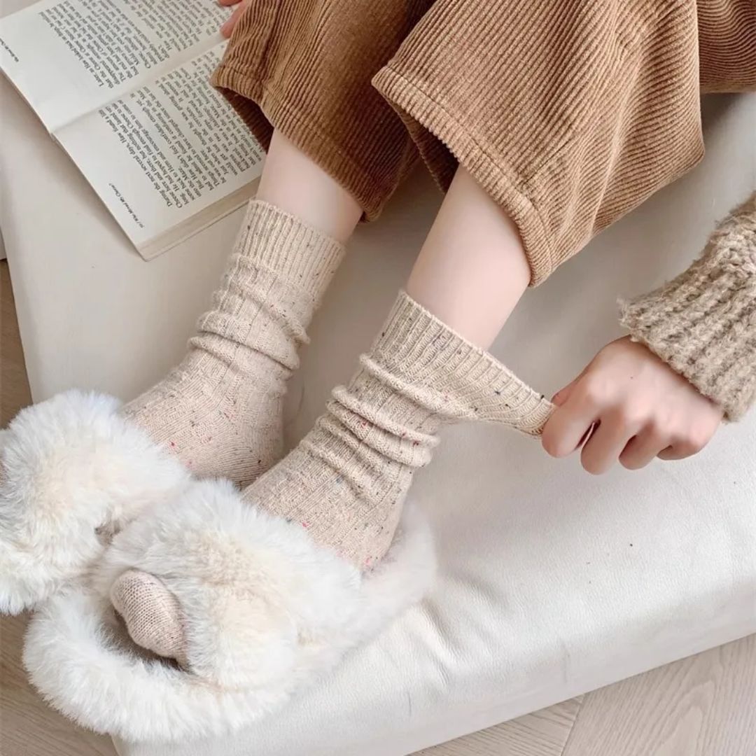 Flauschige Hausschuhe mit Fell, beige Socken, gemütliche Cordhose, entspannte Lesezeit.