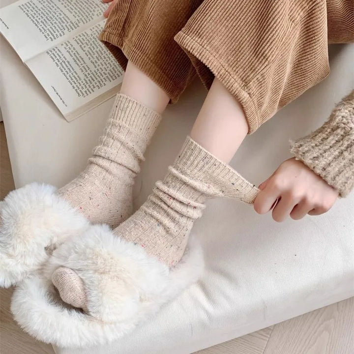 Flauschige Hausschuhe mit Fell, beige Socken, gemütliche Cordhose, entspannte Lesezeit.