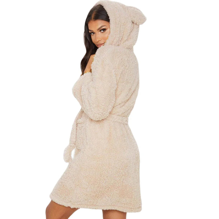 Flauschiger Damen-Bademantel mit Kapuze, beige, weiches Material, gemütlich, modisch.