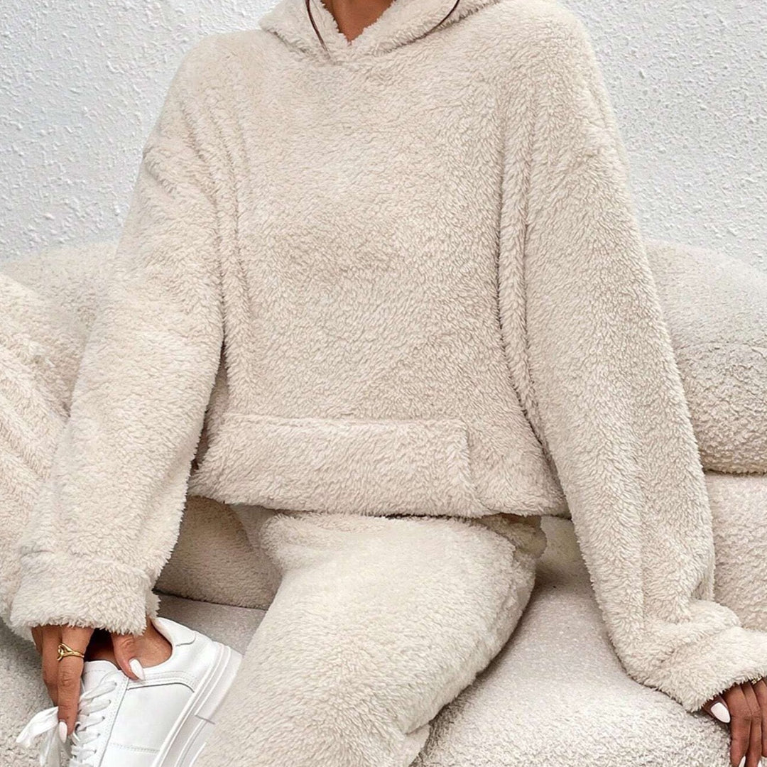 Flauschiger cremefarbener Damen-Hoodie aus Fleece, gemütlich, warm, ideal für Herbst und Winter.