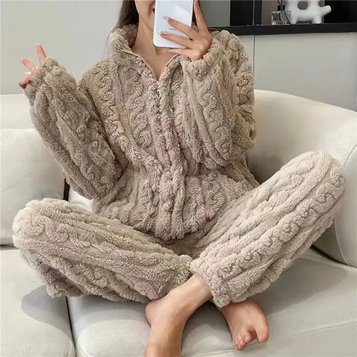 Damen Fleece Hausanzug beige, gemütlich, Reißverschluss, Wintermode, weiches Material.