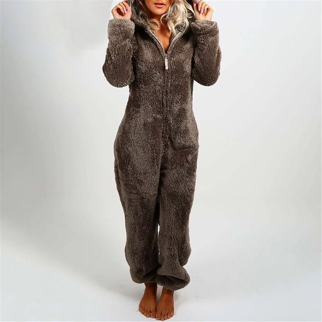 Flauschiger brauner Damen-Einteiler, Reißverschluss, gemütlicher Jumpsuit, Wintermode.