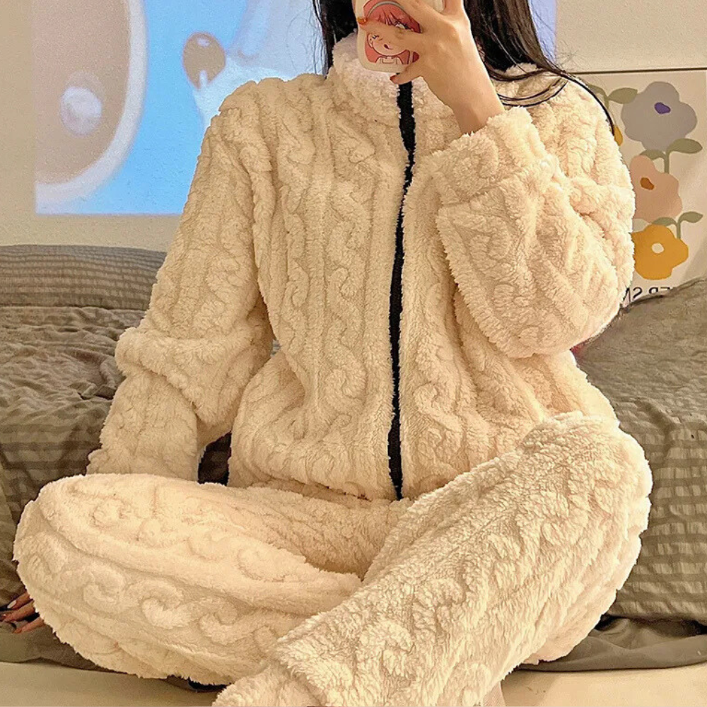 Flauschiger cremefarbener Fleece-Pyjama-Set für Damen, gemütlich, warm, Winterkleidung.
