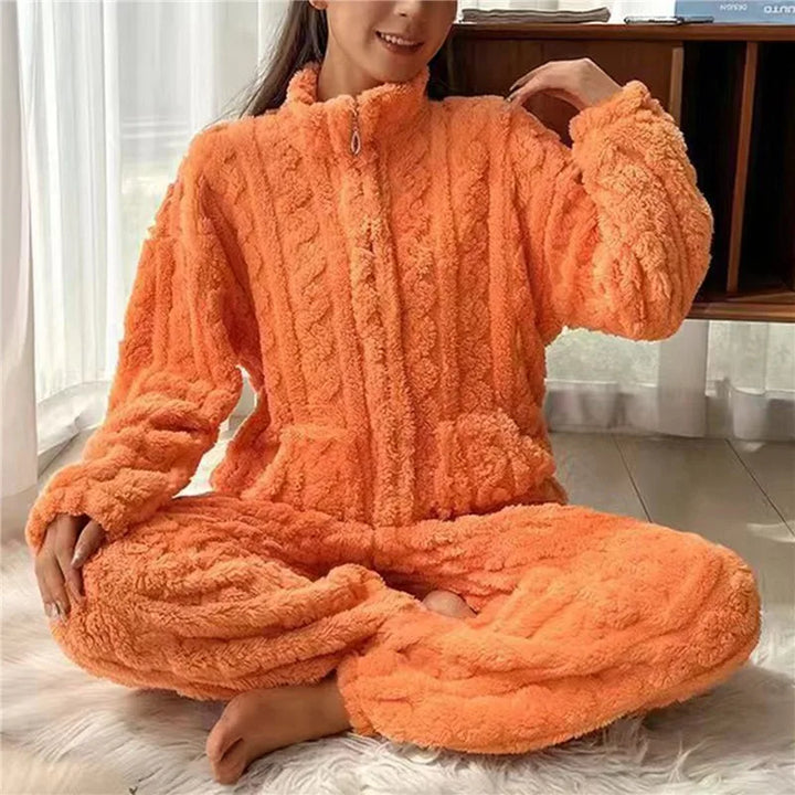 Flauschiger orangefarbener Damen-Pyjama, Reißverschluss, gemütlich, Winter, Wohnzimmer.
