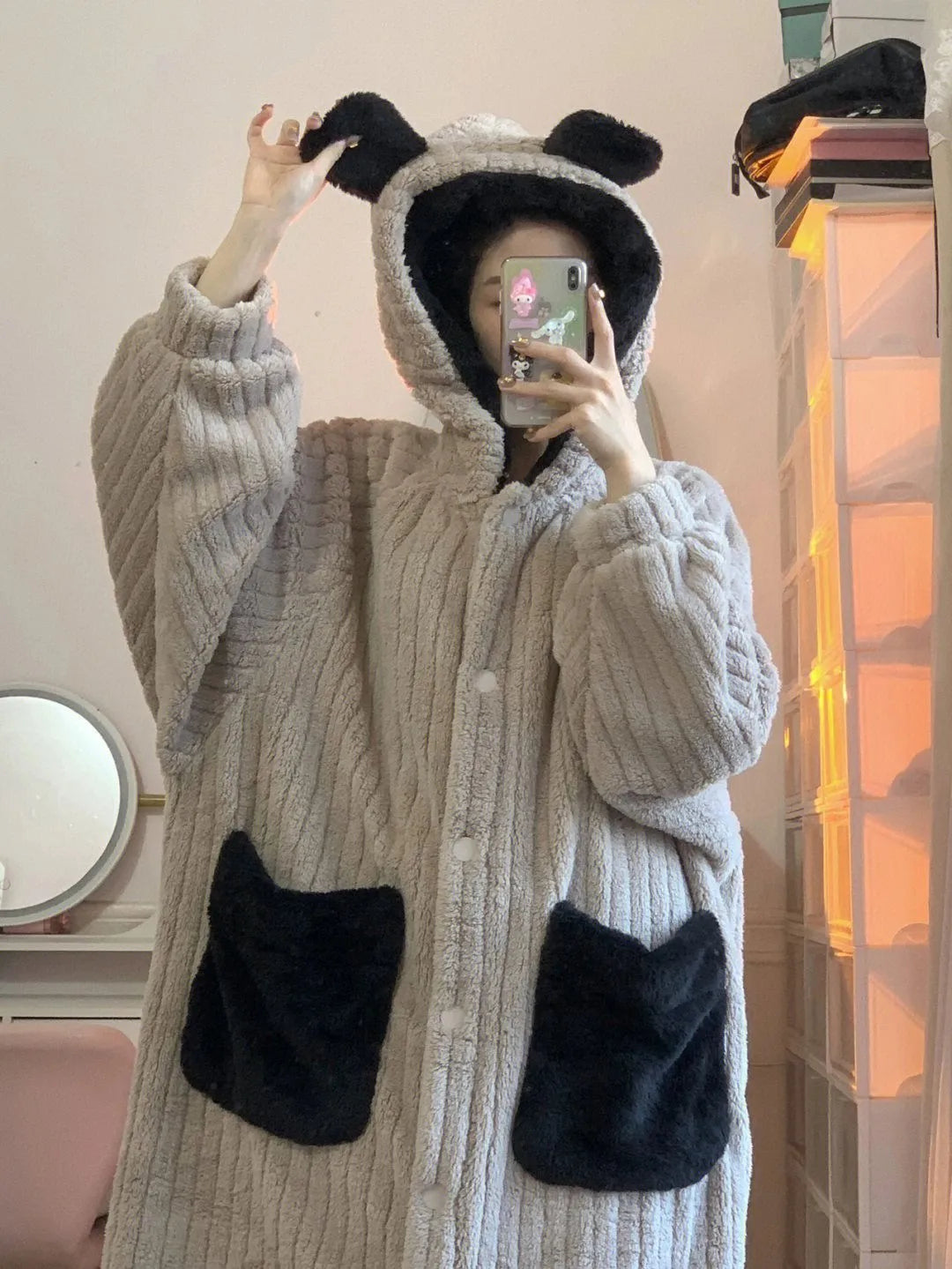 Flauschiger grauer Kapuzenmantel mit schwarzen Taschen und Ohren, Damenmode, Winterkleidung.