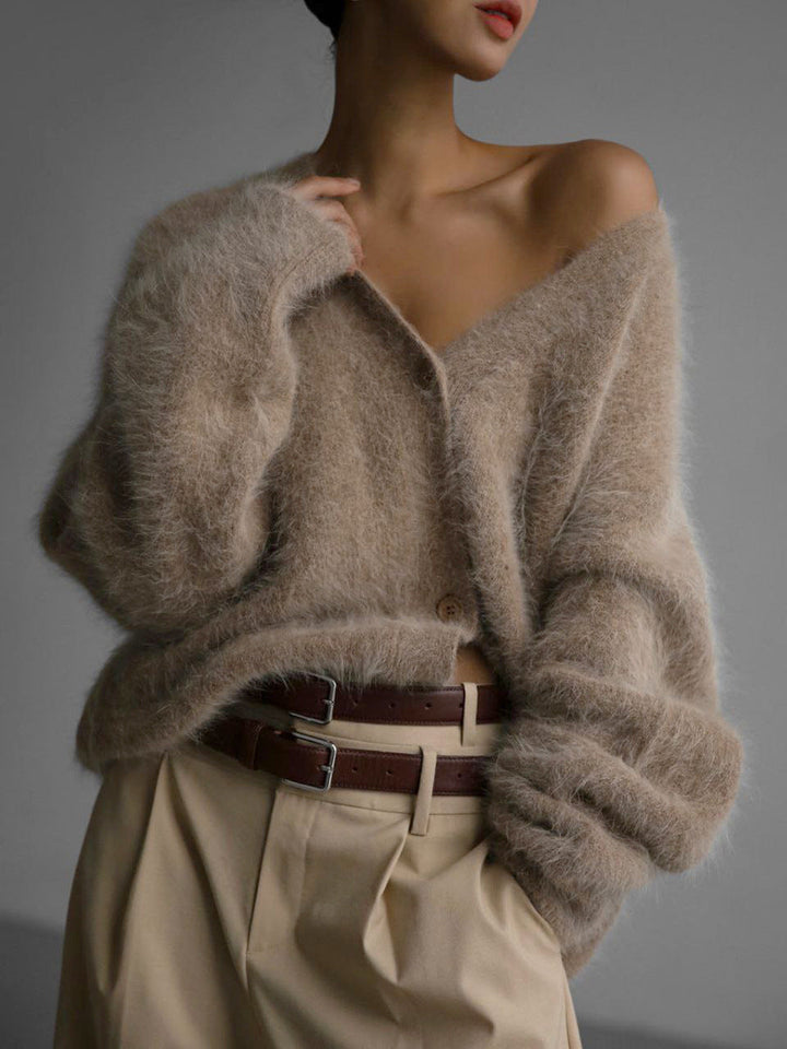 Frau in beigem, flauschigem Cardigan und beiger Hose, modisch, elegant, Herbstmode.