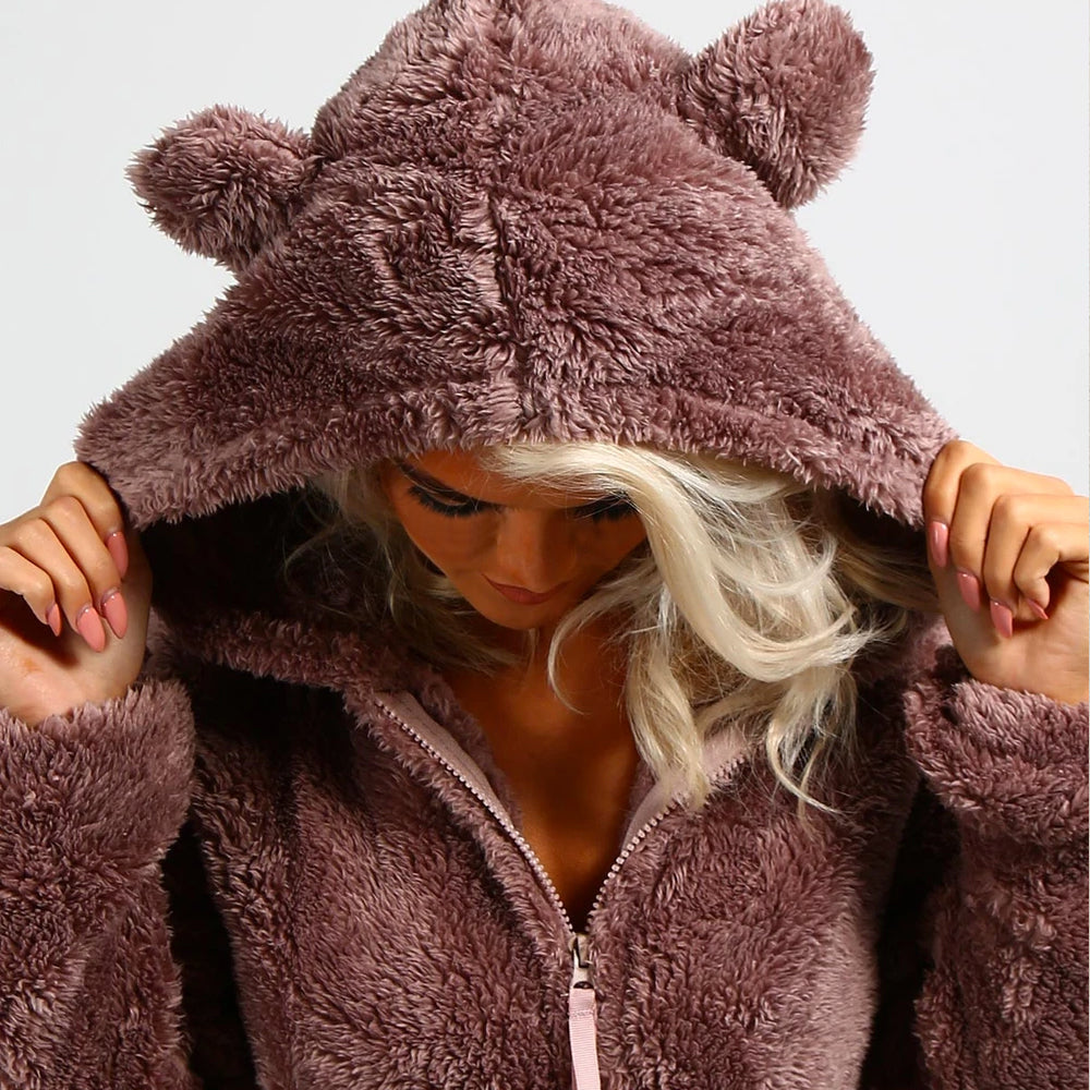 Flauschiger brauner Teddy-Overall mit Kapuze und Ohren, Damenmode, gemütlicher Einteiler.