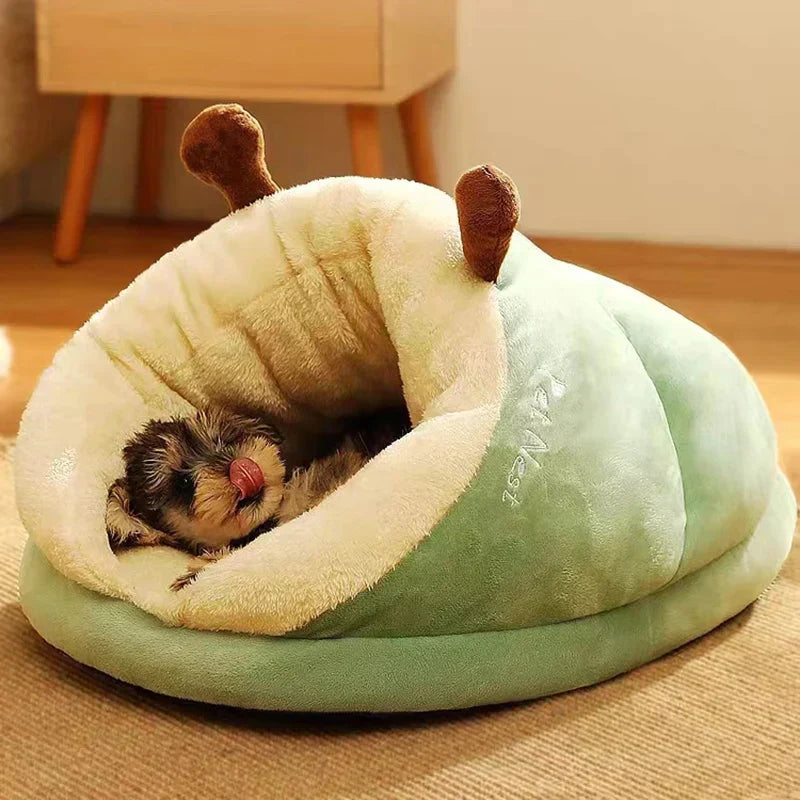 Grünes Hundebett in Pantoffelform, atmungsaktiv, waschbar, mit Hund im Inneren.