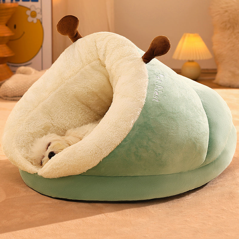 Weiches, grünes Hundebett in Höhlenform, gemütlich, warm, ideal für Haustiere im Winter.