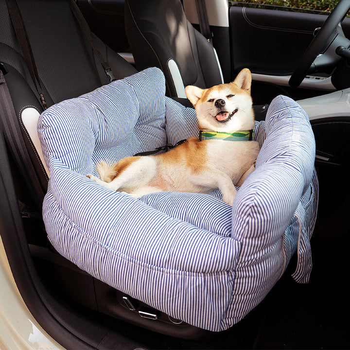 Hund auf gestreiftem Haustierkissen im Auto, gemütlich, blau-weiß, bequem, modisch.