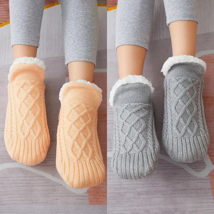 Zwei Paar gestrickte Haussocken, beige und grau, mit Fleecefutter, gemütlich und warm.