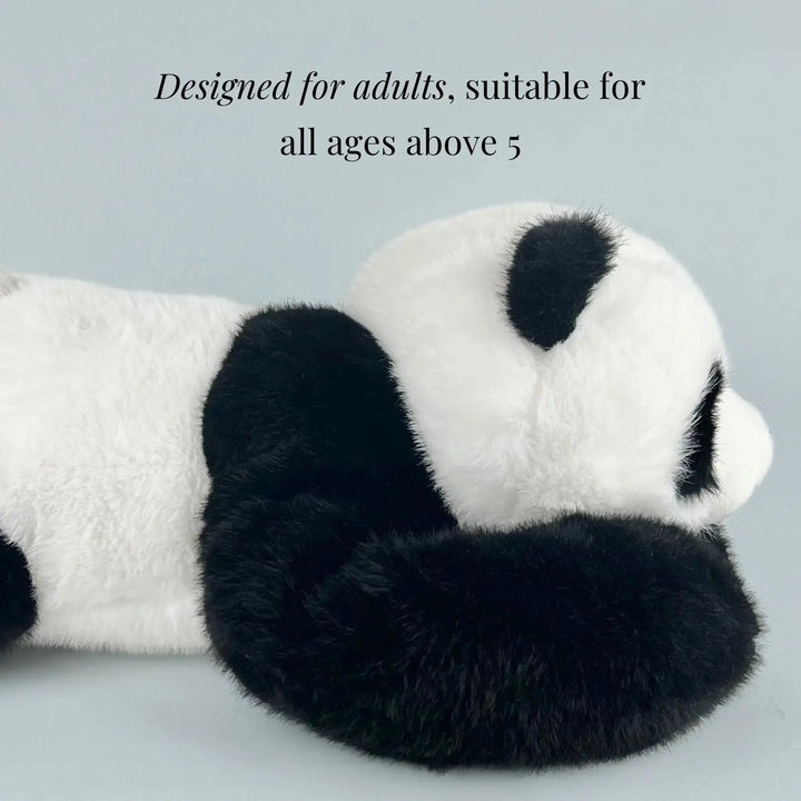 Panda ležící z boku na šedomodrém pozadí, vidět dlouhou černou paži obepínající hlavu, s textem o určení pro dospělé. 6