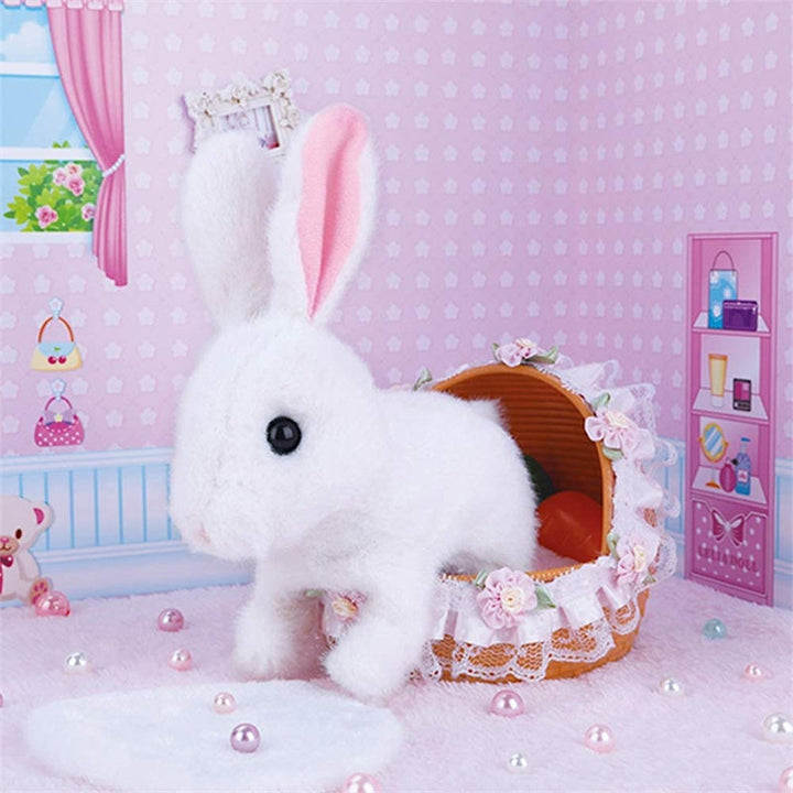 Weißes Plüschkaninchen in dekorativem Korb, Kinderzimmer, Spielzeug, rosa Hintergrund.