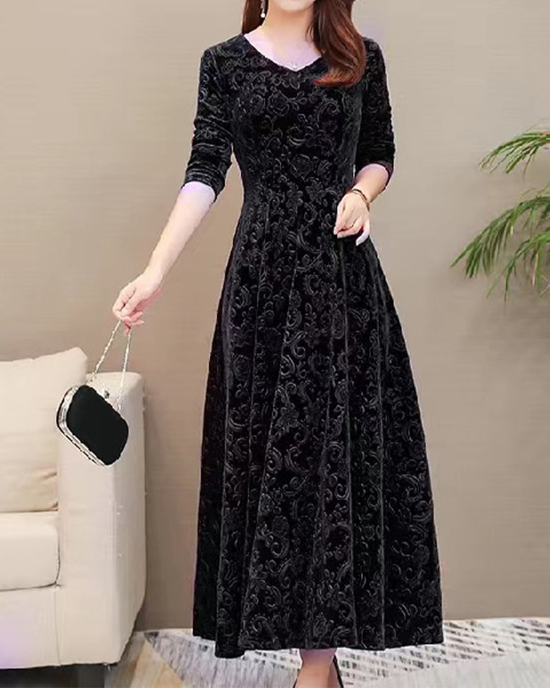 Damen Abendkleid aus schwarzem Samt mit langen Ärmeln und floralen Mustern, elegant und stilvoll.