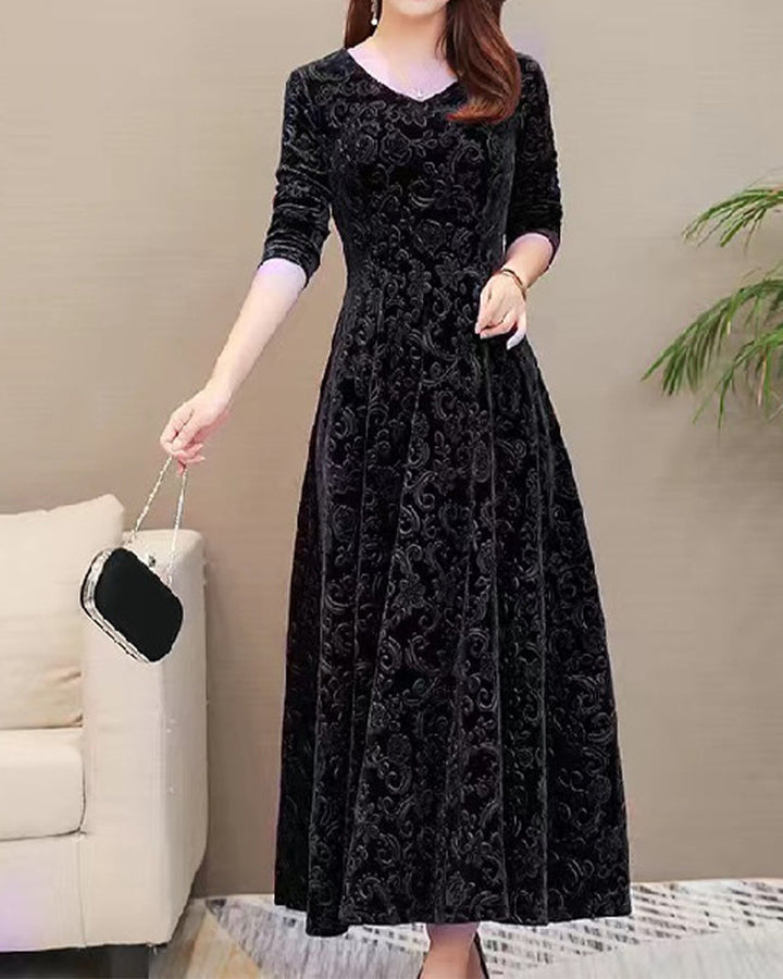 Damen Abendkleid aus schwarzem Samt mit langen Ärmeln und floralen Mustern, elegant und stilvoll.