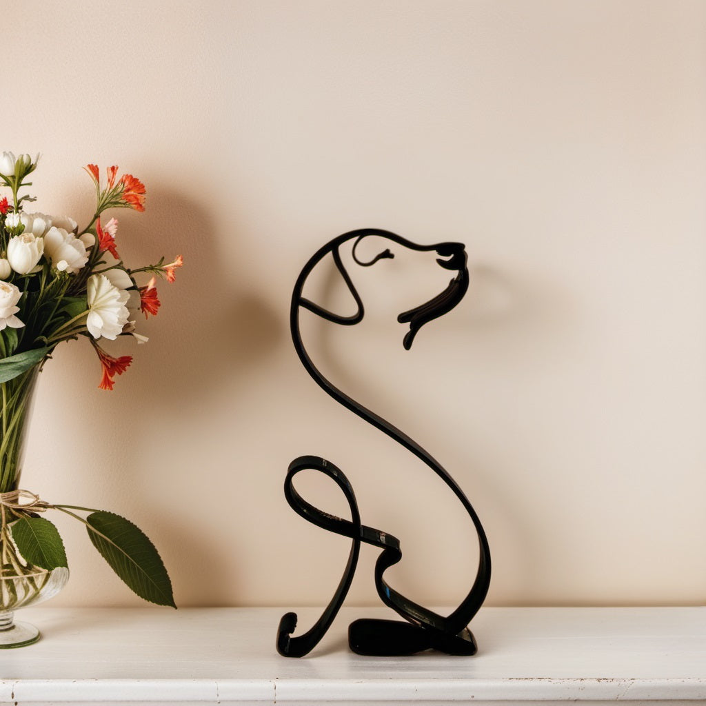 Schwarze Labrador-Skulptur aus Metall auf Regal, neben Blumenstrauß, moderne Deko.