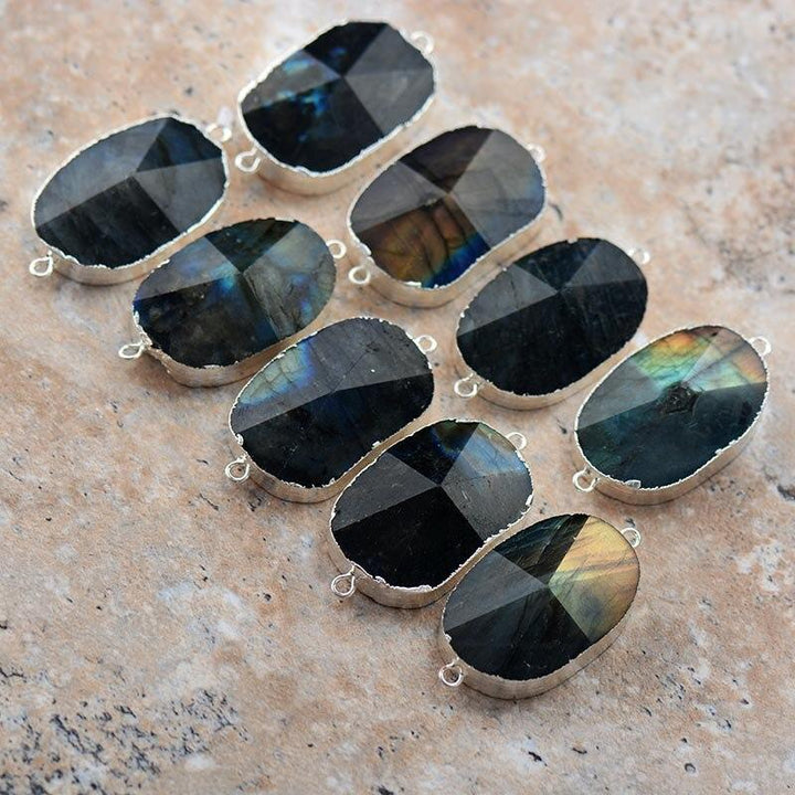 Labradorit-Anhänger, facettiert, oval, silberner Rand, Schmuckherstellung, Boho-Stil.