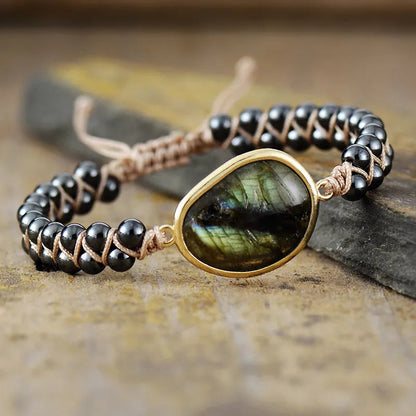 Armband mit Labradorit-Stein, handgefertigt, verstellbar, schwarzer Perlenbesatz, Boho-Stil.