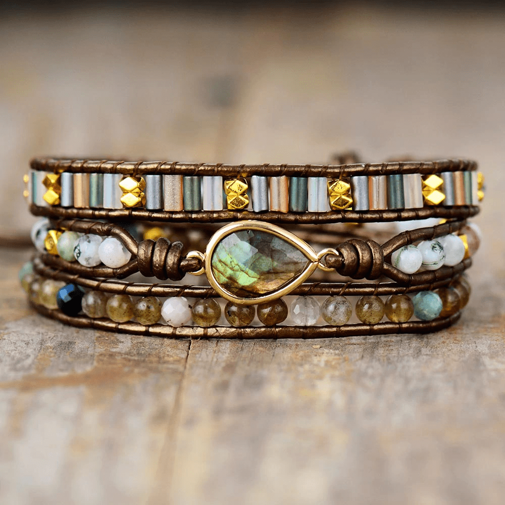 Handgemachtes Wickelarmband mit Labradorit, Boho-Stil, braunes Leder, goldene Akzente.