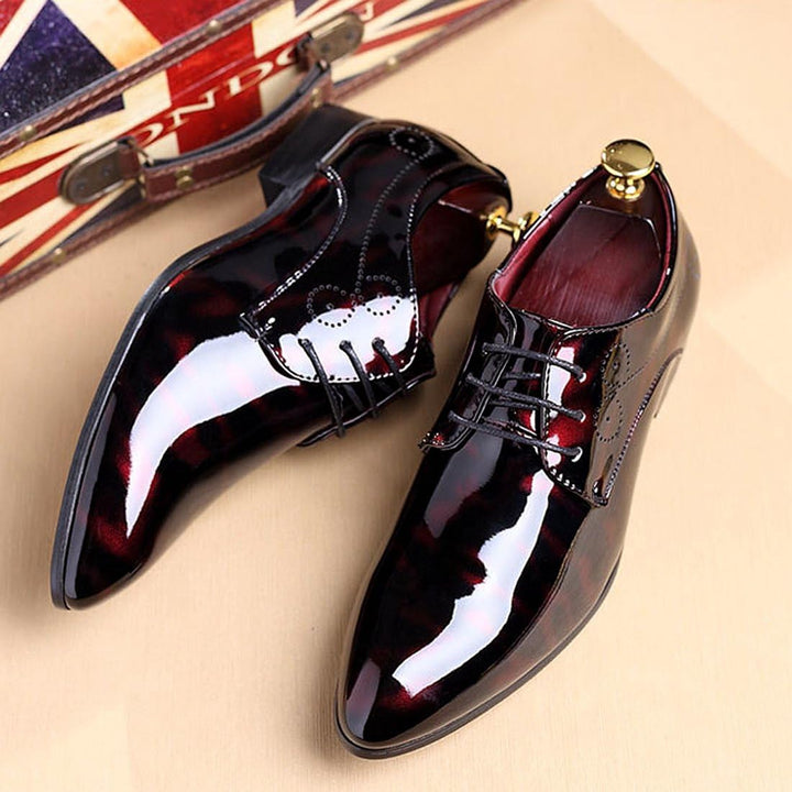 Hochglanz Herren Lederschuhe, schwarz-rot, Schnürung, elegantes Design, formelle Anlässe.
