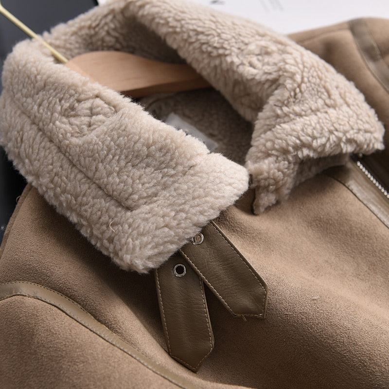 Beige Herrenjacke mit Kunstfellkragen, Reißverschluss, Wintermode, warm und stilvoll.